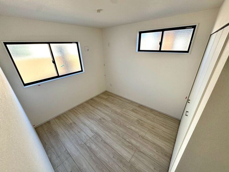 【Bedroom】明るく風通しの良い洋室。新築ならではの清潔感も魅力です。