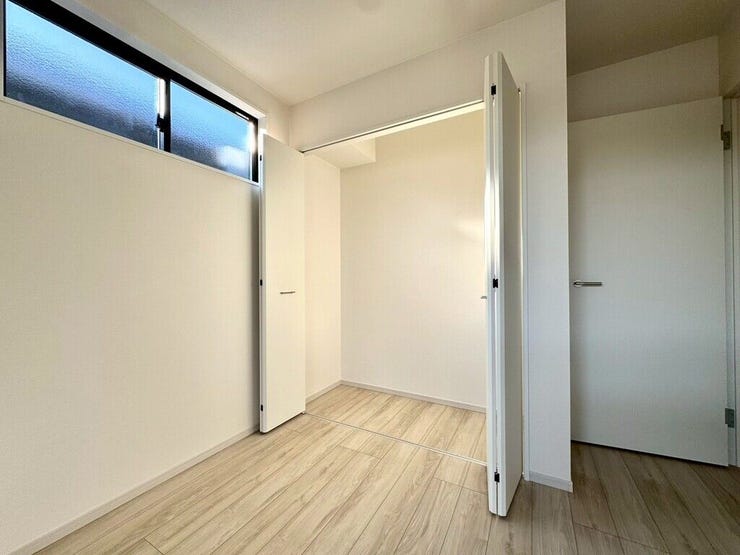 【Bedroom】クローゼット完備で収納力◎。家具の配置もしやすい機能的な洋室です。