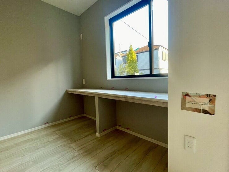 【Living】リビングのカウンターは、お子様の勉強やリモートワークにもぴったりの多目的空間。