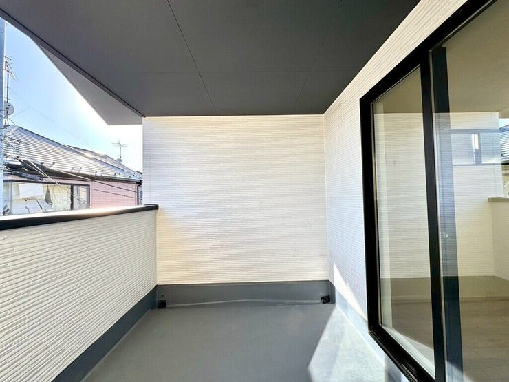 【Balcony】日当たりの良いバルコニーはお洗濯物がしっかり乾きやすく、毎日の家事にも重宝します。