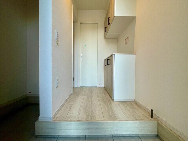 【Entrance】明るく清潔感のある玄関が、毎日の帰宅を心地よく迎えてくれます。