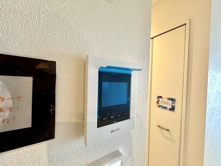 【Facilities】来訪者を確認できるモニター付きインターホンで、防犯面も安心です。