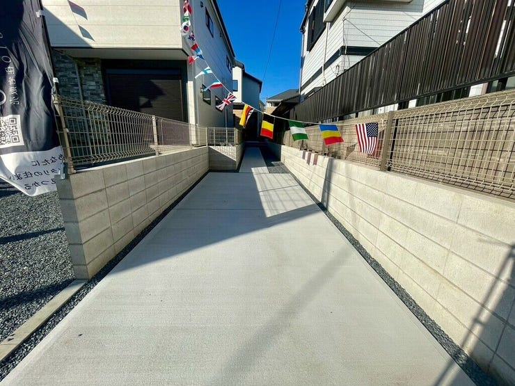 【Exterior】ゆとりのある駐車スペース付きで、車の出し入れもスムーズに行えます。