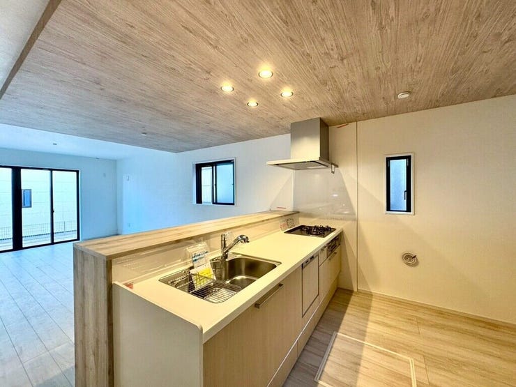 【kitchen】効率よく使える広々キッチン。収納力も高く、料理の時間がスムーズに。