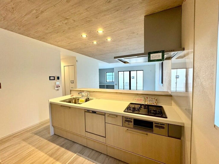 【kitchen】大きなカウンターと十分な収納で、日々の料理が快適に進みます。