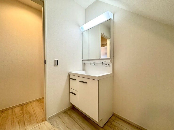 【Washroom】毎朝の準備がスムーズに。広めの洗面台と収納が使いやすい洗面所です。