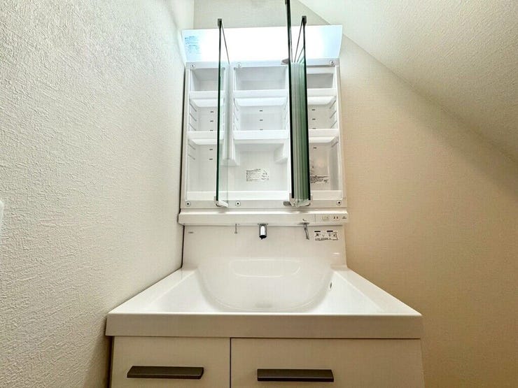 【Washroom】すっきりとしたデザインで、毎日の生活が快適に。収納も豊富な洗面所です。