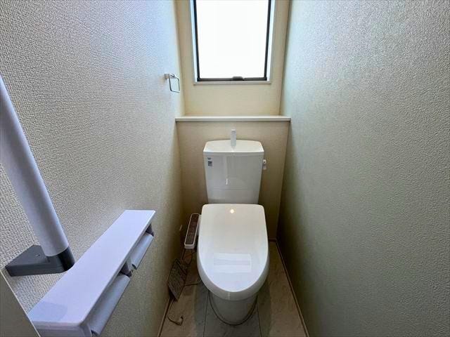 2階トイレ:各階にトイレがあると朝の集中する時間帯も気にせず自分のペースで使えて便利ですね