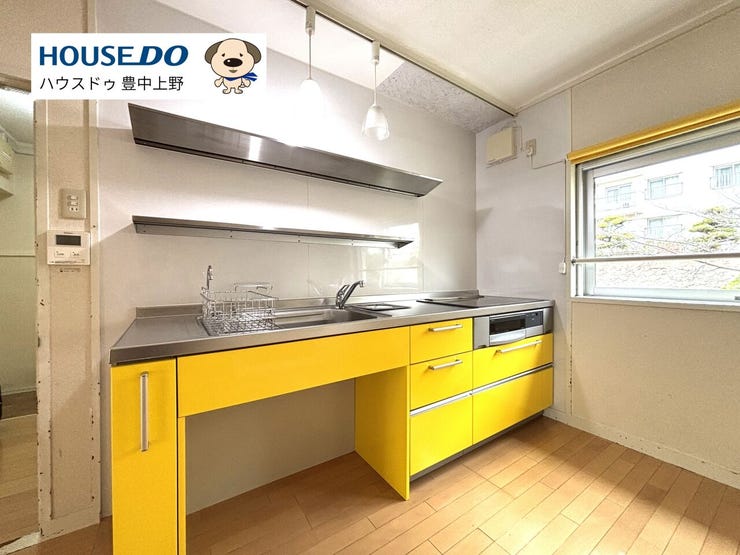 目を引く色合いのシステムキッチン!お料理が楽しくなりそうなキッチンですね♪