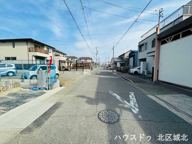 幅員約8mの側前面道路です。広々としていて、街並みが開放的で圧迫感がありません。