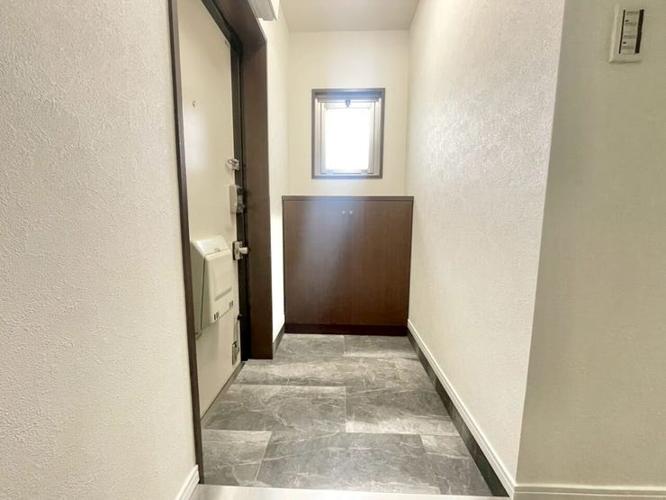 ガラス窓付きの玄関ドアはガラス部分から自然光が入るため、玄関が明るくなり、日中は照明を使わずに済むこともあります!