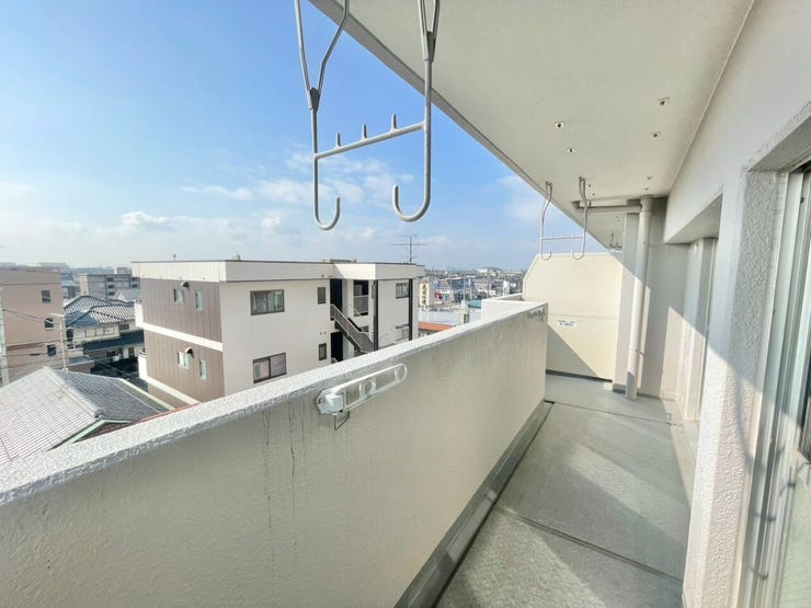 南に面したバルコニーは陽当りがよく、洗濯物が乾きやすいです♪