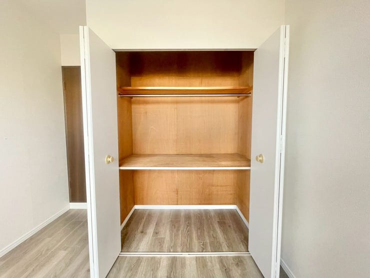 扉付きのクローゼットは中を隠せるため、生活感を抑えた洗練された印象を保ちやすいです!
