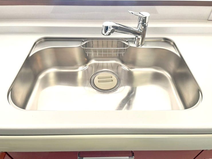 深めのシンクは水撥ねがしづらく、食器類を多く置けるため毎日の洗い物のストレスを軽減します♪