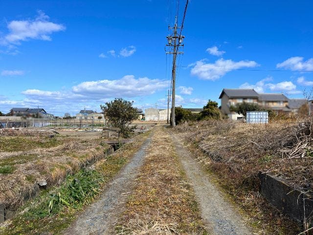 西側幅員約2.7mの道路に約27.15m接道しています。188.83坪のゆとりのある土地です。(2026年2月5日 撮影)