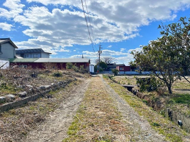 幅員3m以下の前面道路です。セットバックが必要となりますが、道路の幅が広がり見通しも良くなるので、安全性も高くなります。(2026年2月5日 撮影)