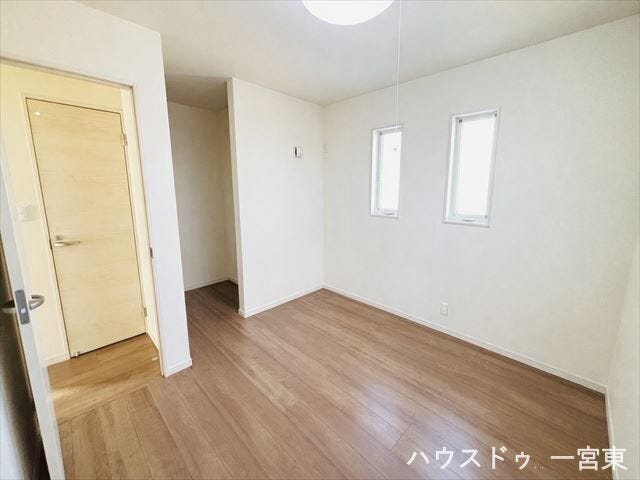 【2階5.8帖洋室】※家具消し加工をおこなっています。