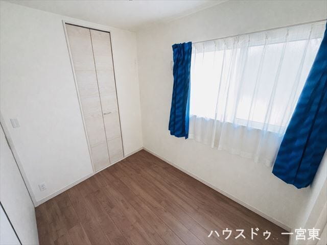 【1階3.7帖洋室】※家具消し加工をおこなっています。