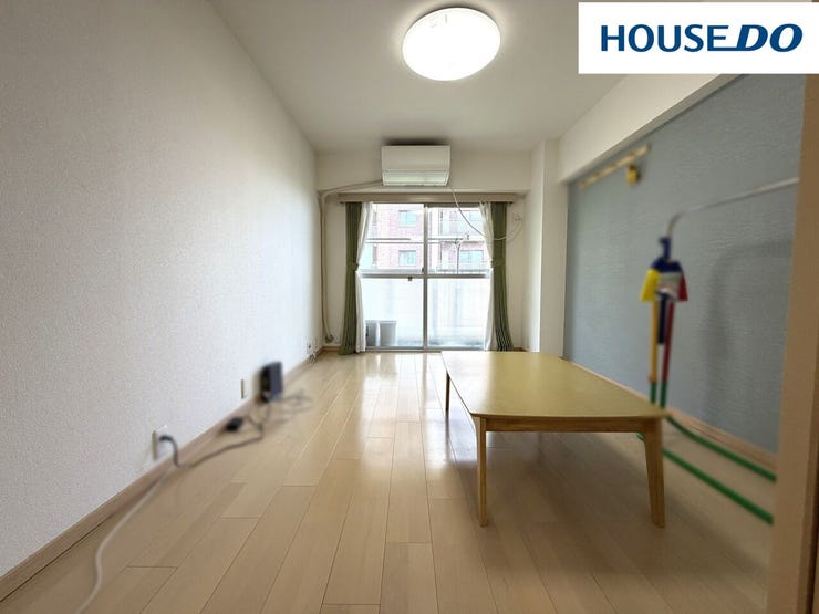 南東側約6帖洋室はリビングから居室に入る間取り♪子供部屋や、LDKをダイニング・洋室をリビングとして使用したり、様々な活用方法があります☆バルコニーへ出入り可☆バルコニーに面しているので開放感有り☆