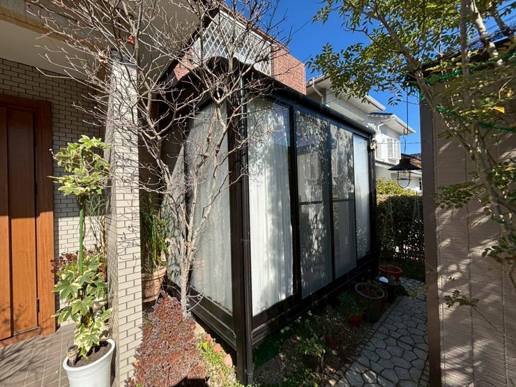 室内干しをしたりゆったり読書を楽しめるサンルーム。