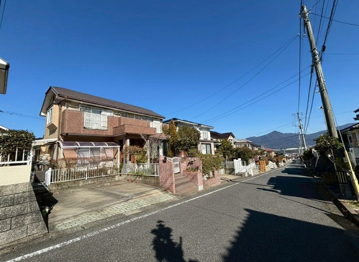 お買い物施設は車で10分圏内。