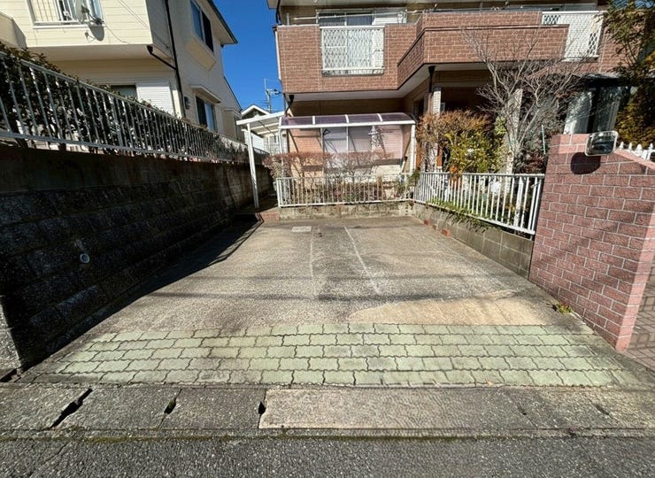 駐車スペースは2台分。閑静な住宅街で前面道路の交通量も多くなく6mあるので車の出し入れも安心です。