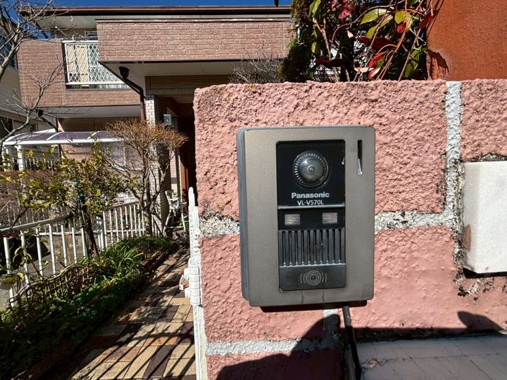 カメラ付きインターフォン。来客を画像で確認できるので安心です。