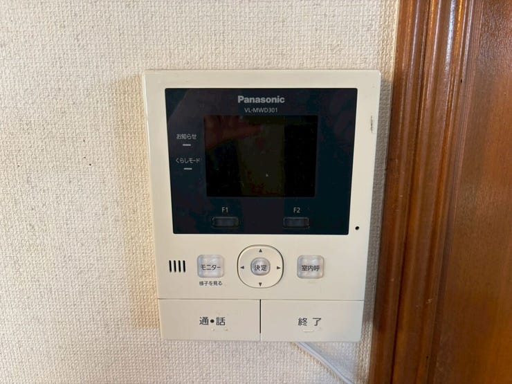 画面で来客を確認して対応できるモニター付きインターフォン。留守中の来客も録画機能で確認できます。