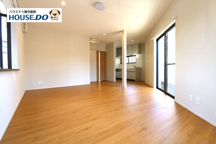 【外観】
【LDK】
約18帖のLDK、一風変わった形で他との違いを求める方にオススメのお住まいです♪