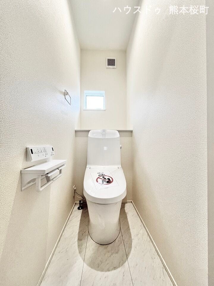 ■□■トイレ■□■
トイレはもちろん温水洗浄便座付きで年中快適にご使用いただけます☆窓から光も入り、換気も簡単に行えます♪すぐ手を洗えるのもポイント!