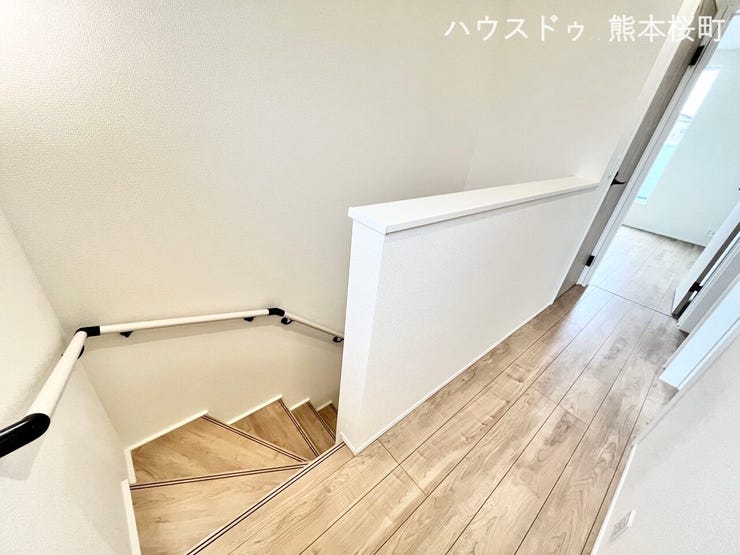 ■□■2階廊下■□■
階段には手すり付きで、小さなお子様や年配の方でも安心して上り下りができます♪