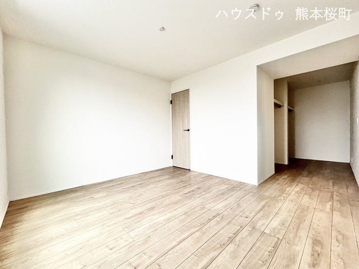 ■□■2階7帖洋室■□■
ウォークインクローゼット付きのこちらのお部屋は、ご夫婦の主寝室としておすすめです♪