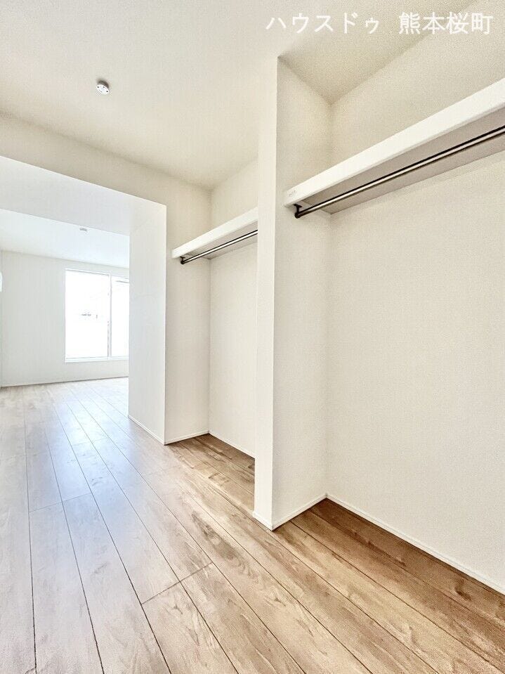 ■□■2階7帖洋室WIC■□■
衣類や寝具、季節性の家具・家電など様々なものが収納できる大容量のウォークインクローゼット!多くなりがちな荷物の整理整頓もバッチリです☆