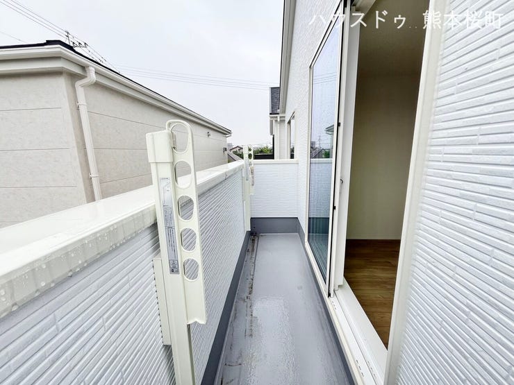 ■□■バルコニー■□■
物干しフックが備え付けのバルコニー!陽もしっかり当り天気の良い日にはお洗濯物もいっぱい干せますね!