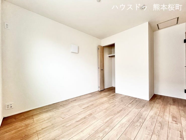 ■□■2階5.2帖洋室■□■
各お部屋に収納スペース付き!お子様の成長に合わせてお荷物を収納可能です♪お好きなインテリアが映えるシンプルなお部屋です!