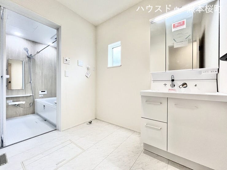 ■□■洗面所■□■
三面鏡付きの洗面化粧台♪鏡の裏には収納スペースがあるので、歯ブラシや化粧水などの小物をしまい生活感を隠すことができます☆