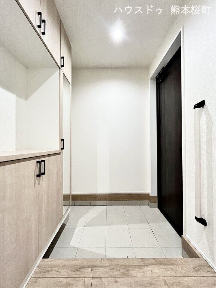 ■□■玄関■□■
収納力の高いシューズボックスには全身が確認できる鏡付きで、お出かけ前の身だしなみチェックができます◎