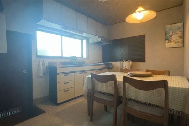 ※実際の写真から生活用品を消すCG加工をしています。
背面キッチンなので広々とした印象を受けます。