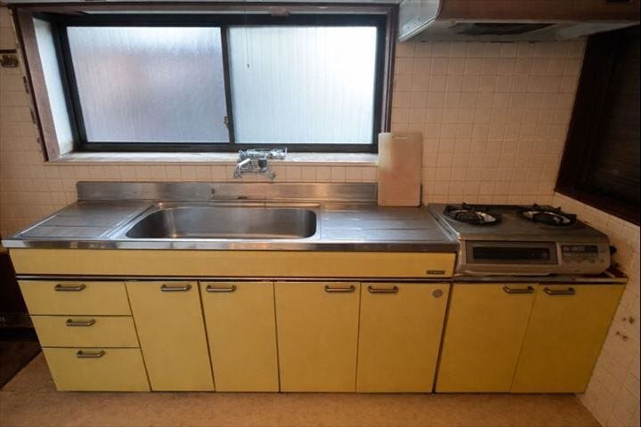 ※実際の写真から生活用品を消すCG加工をしています。
正面に窓があり、空気の入れ替えも出来ますね。