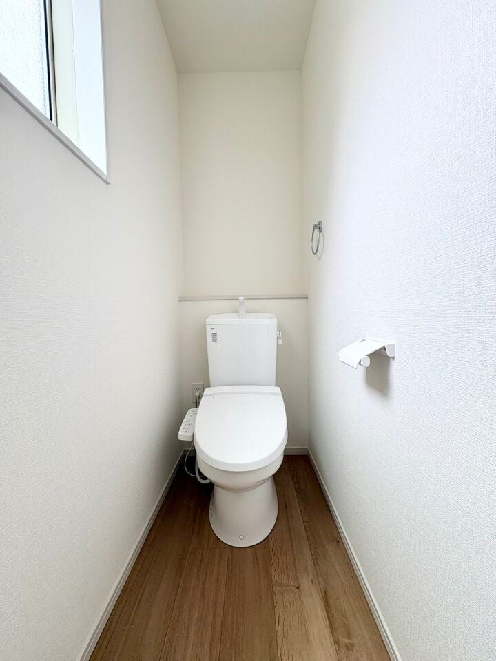 トイレは窓付きなので換気がしやすいですね。大人も子どもも快適な自動温洗浄便座機能付きで、衛生的かつ、ペーパー節約にもなります。