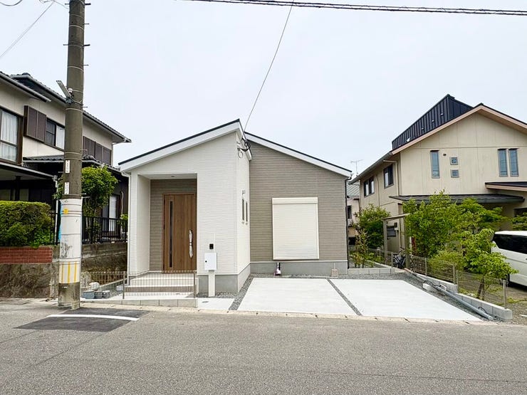 白とグレーの明るく清潔感のある外観。洗練された印象を与え、周辺の街並みにも美しく調和します。