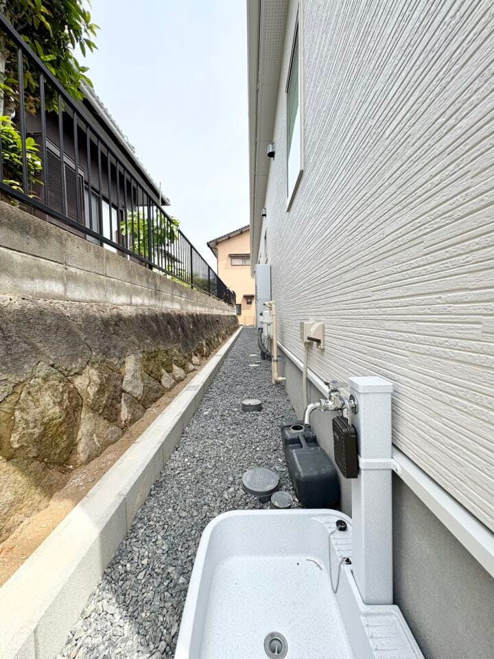 砂利敷きで雑草が生えにくく、水はけもよい外構。外水栓+シンクもあり、靴やアウトドアの汚れ落としやガーデニングに活用できます!