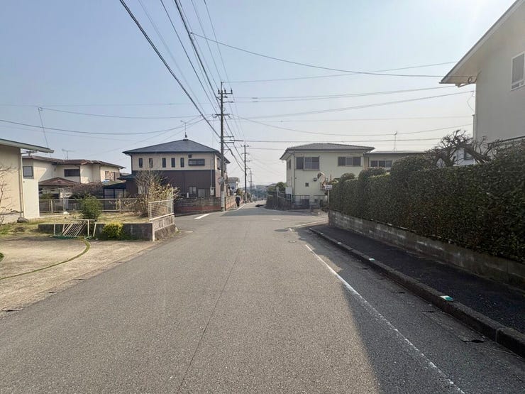 道路幅に余裕があり、運転が苦手な方も安心です。見通しの良い道路に面し、車の出し入れもスムーズです。
