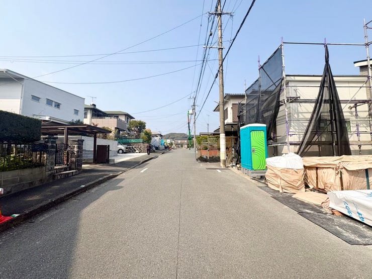 道路幅に余裕があり、運転が苦手な方も安心です。見通しの良い道路に面し、車の出し入れもスムーズです。