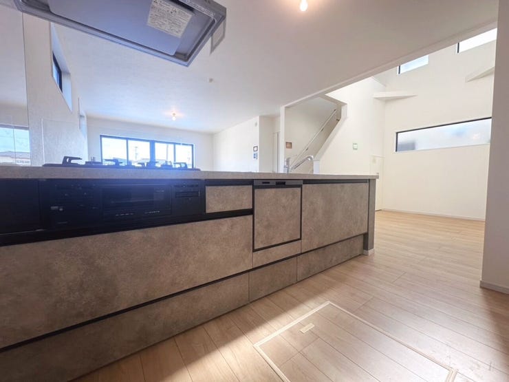食器洗浄乾燥機付き♪リビング全体を見渡せる、開放感のあるオープンキッチン♪
機能性とデザイン性を兼ね備えた、使い勝手の良いキッチンです♪