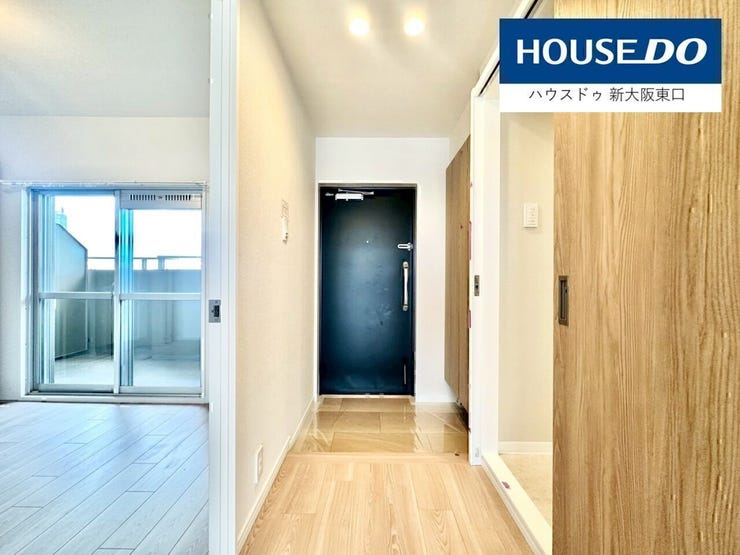 玄関スペース。
見えにくいですが、向かって右にはシューズボックスがあります。