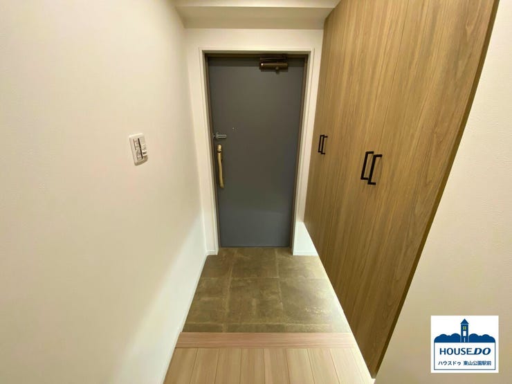 コンパクトながらも収納力の高い玄関で、スッキリとした空間を実現。
毎日の出入りがスムーズになるよう工夫されています