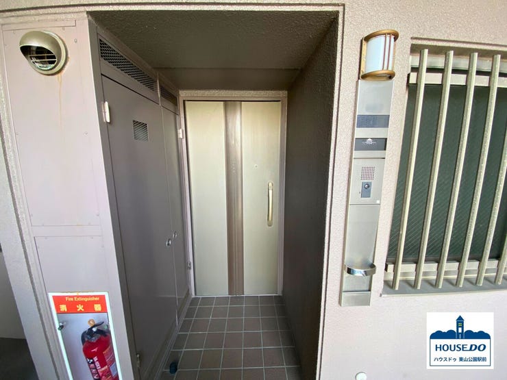 共用通路から少し奥まった感じの玄関