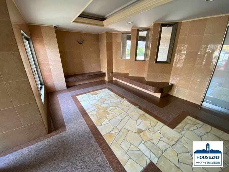 お洒落で高級感のあるロビーには、休憩用の椅子も設置されています