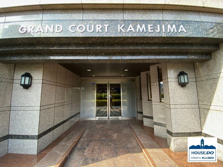 スタイリッシュで重厚感のあるエントランス。
住まう方や訪れる方を、気品と落ち着きに満ちた空間がお迎えします